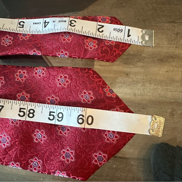 The Men's Store Bloomingdale's Floral  Medallion Grid Classic Tie - silk 100% - Picture 5 of 8
